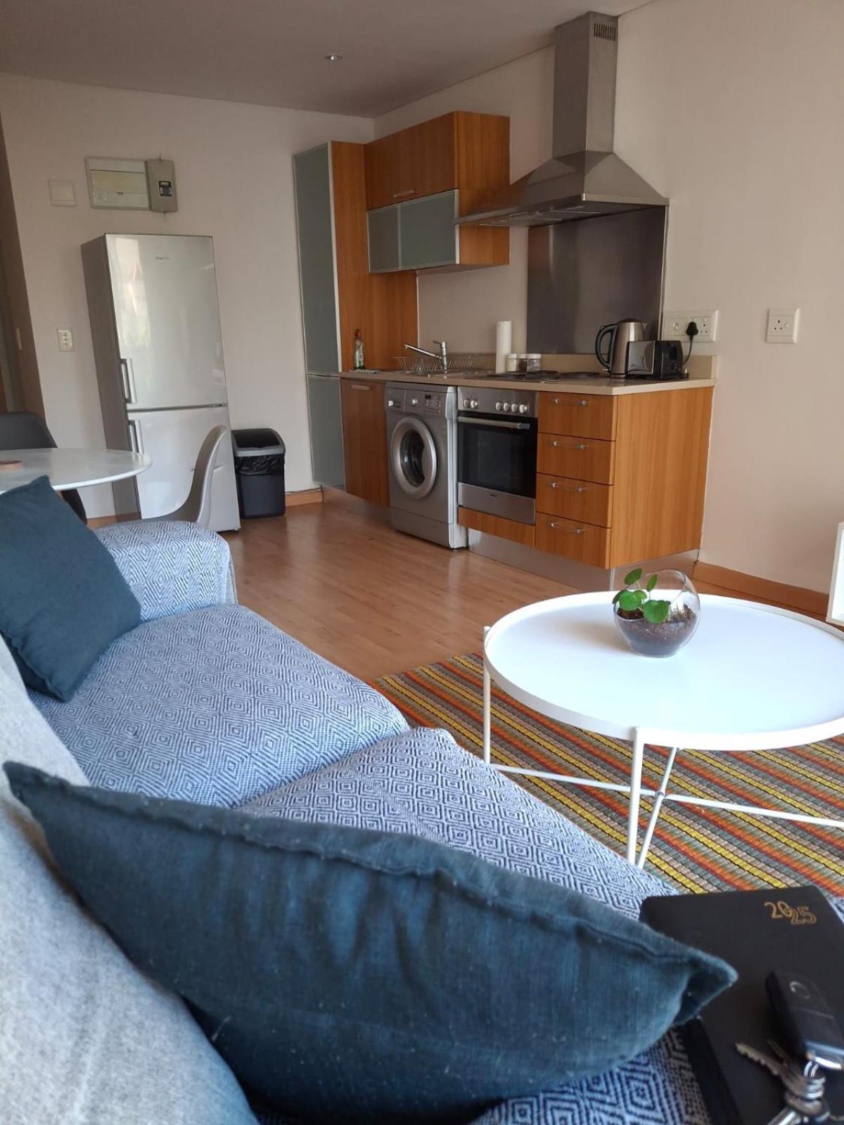 Pristine 1 Bedroom Unit In The With Balcony * Cidade Do Cabo