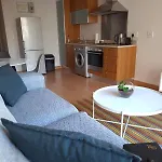 Pristine 1 Bedroom Unit In The City With Balcony